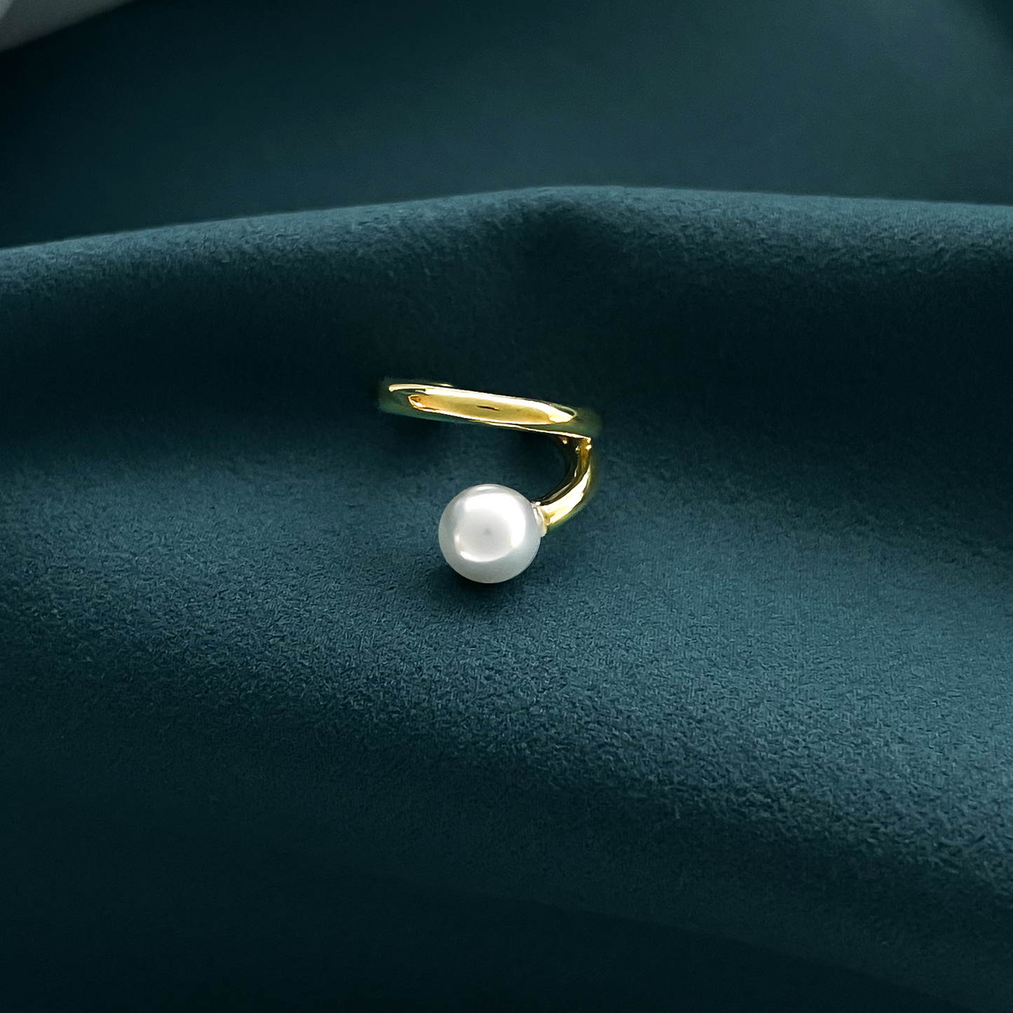 Curved Pearl Point Ear Cuff